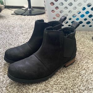 Sorel Chelsea boot, size 8. Only worn once. Great condition